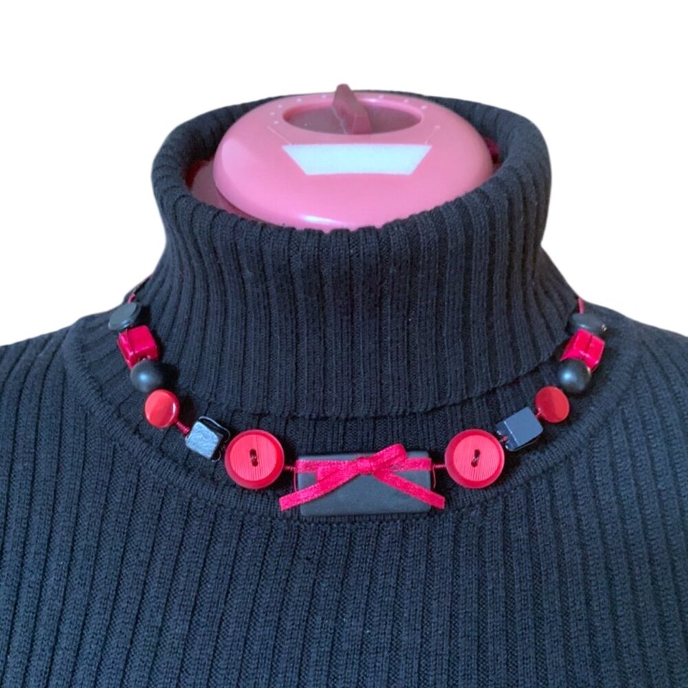 CREATION - Short necklace Wire & vintage buttons - Red Black